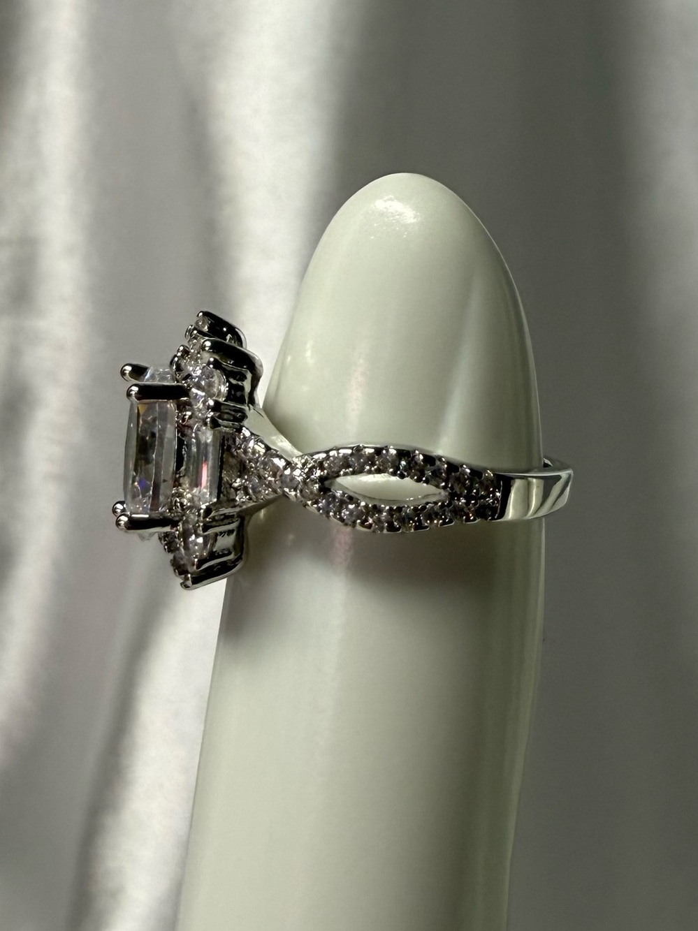 925 Sterling Silver Oval Moissanite Like Halo Statement Ring Size 6 - Picture 3 of 10